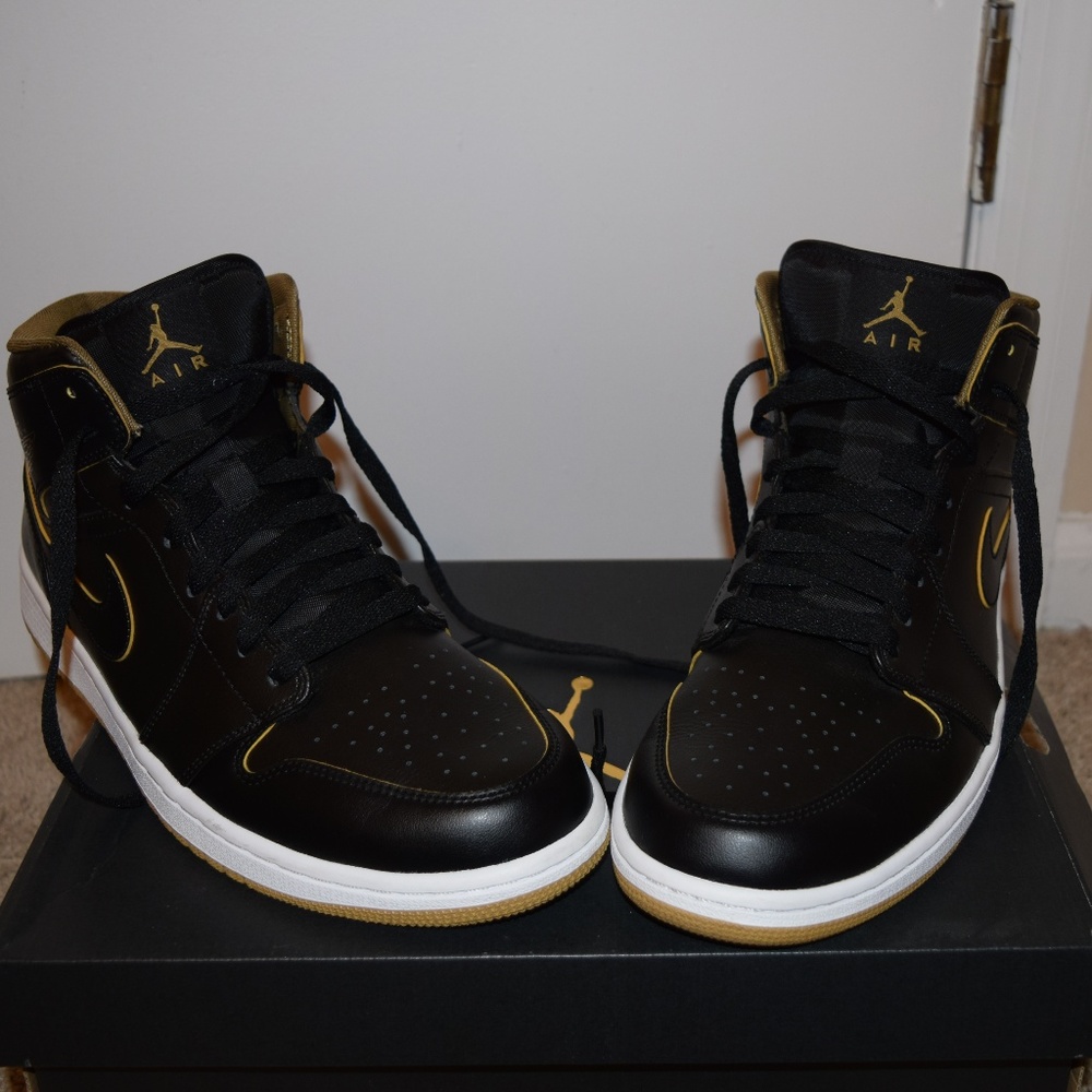 Air Jordan 1 Mid black/metallic gold